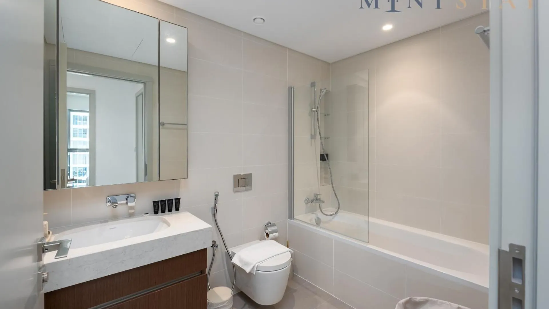 Apartment Beach Isle 2, Emaar Beachfront - Mint Stay Dubai